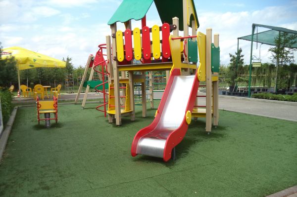 Детская площадка на искусственном газоне.